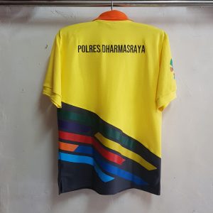 Kaos Kerah dan Celana Training, Seragam Setelan